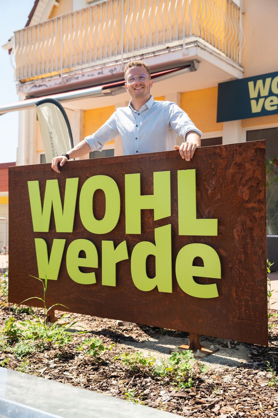 WOHLverde-Firmenschild am Standort