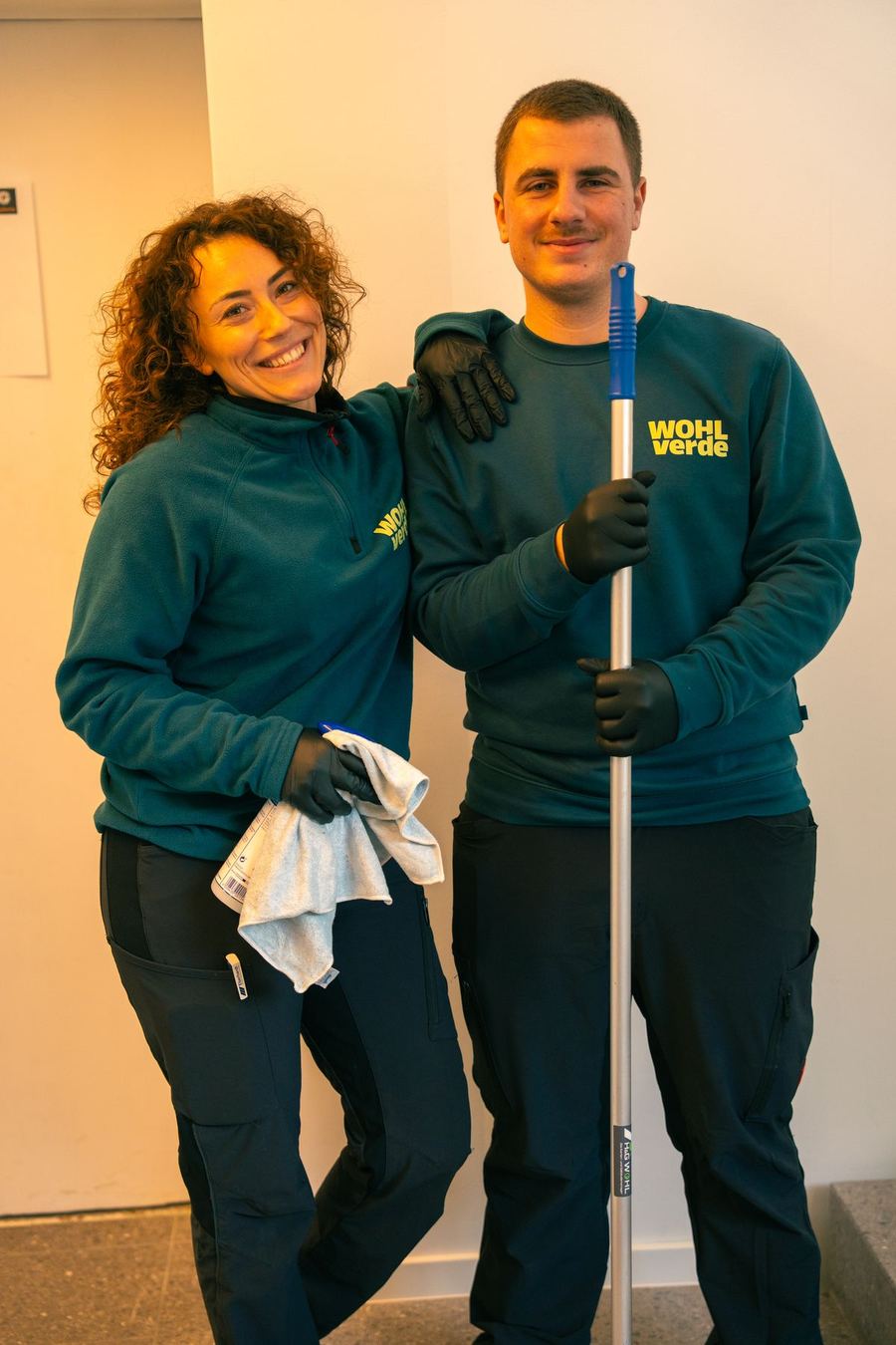 Zwei WOHLverde-Mitarbeitende im Treppenhaus